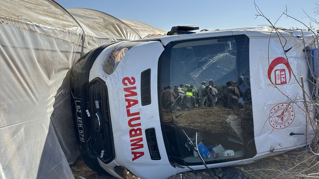 Adıyaman'da Ambulans ile Otomobil Çarpıştı, 8 Yaralı