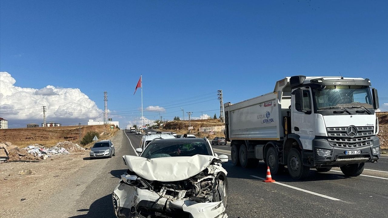 Adıyaman'da İki Ayrı Trafik Kazasında 7 Kişi Yaralandı
