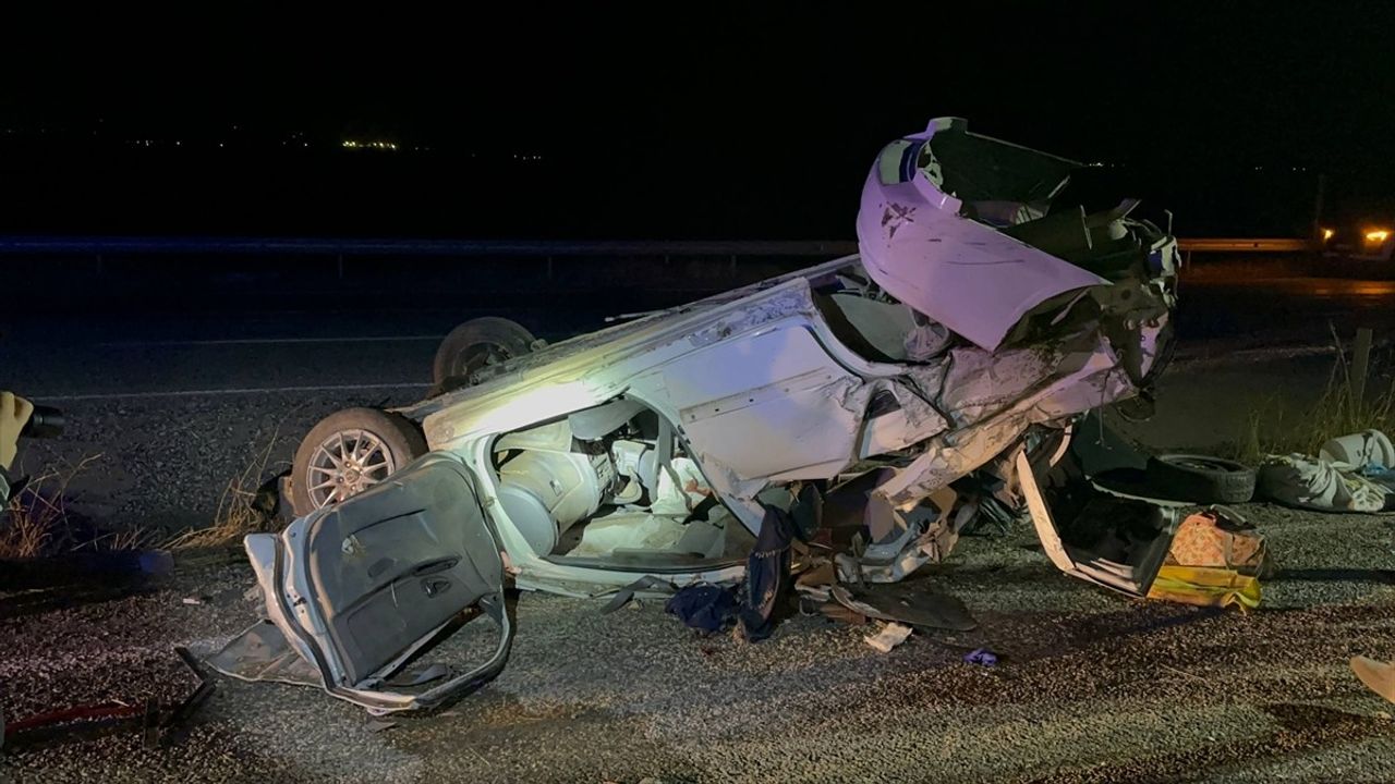 Adıyaman'da Şarampole Devrilen Otomobilde 4 Yaralı