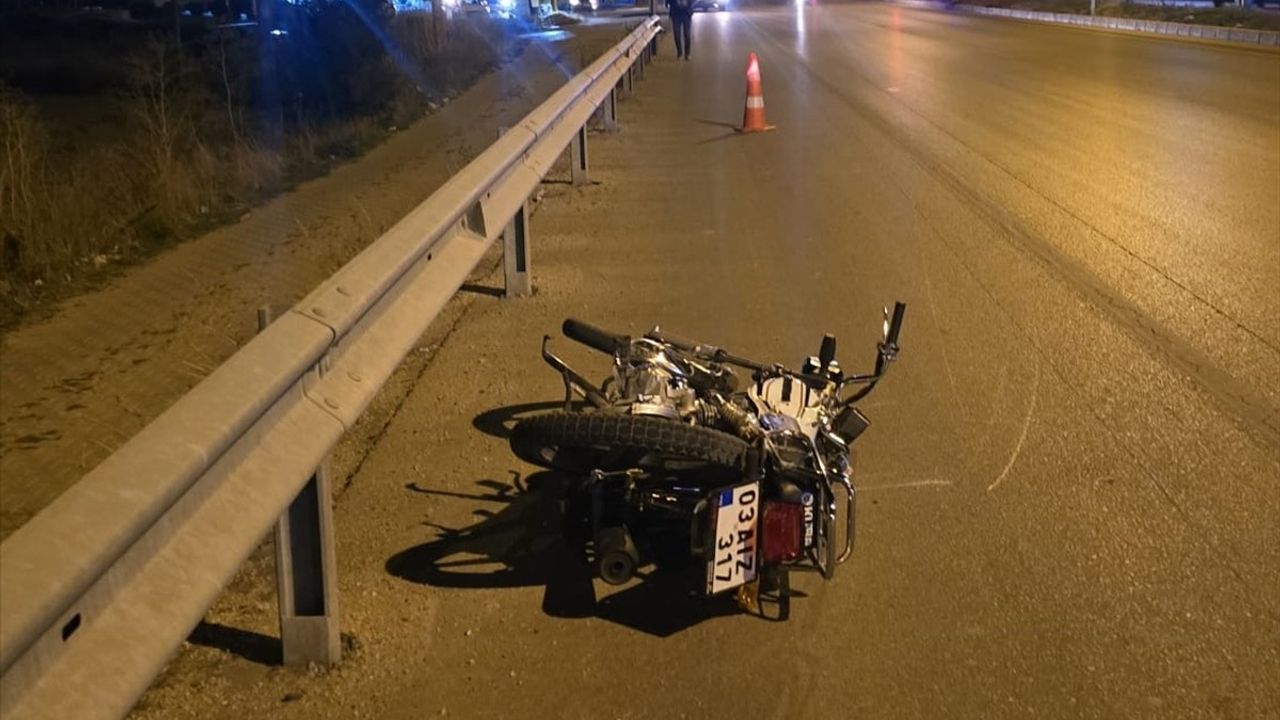 Afyonkarahisar'da Otomobil-Motosiklet Çarpışması: 1 Çocuk Hayatını Kaybetti