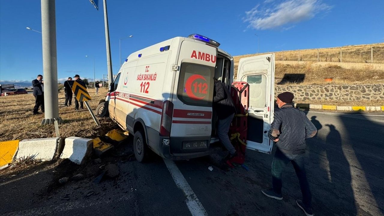 Ağrı'da Ambulans ve Kamyonet Çarpıştı: 7 Yaralı