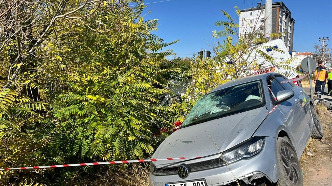 Aksaray'da Ambulans ve Otomobil Kazası: 4 Yaralı