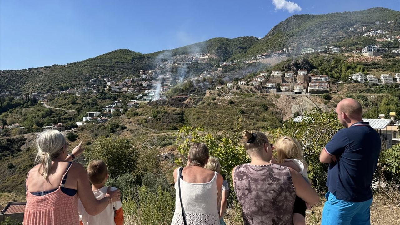 Alanya'da Villalara Yakın Ağaçlık Alanda Yangın Kontrol Altına Alındı