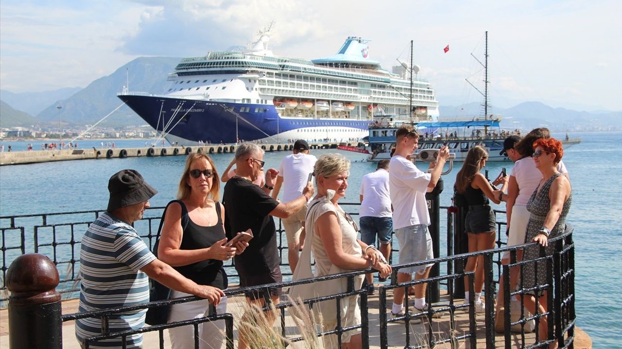 Alanya'ya Gelen Marella Discovery 2 Kruvaziyeri 1788 Turist Taşıdı