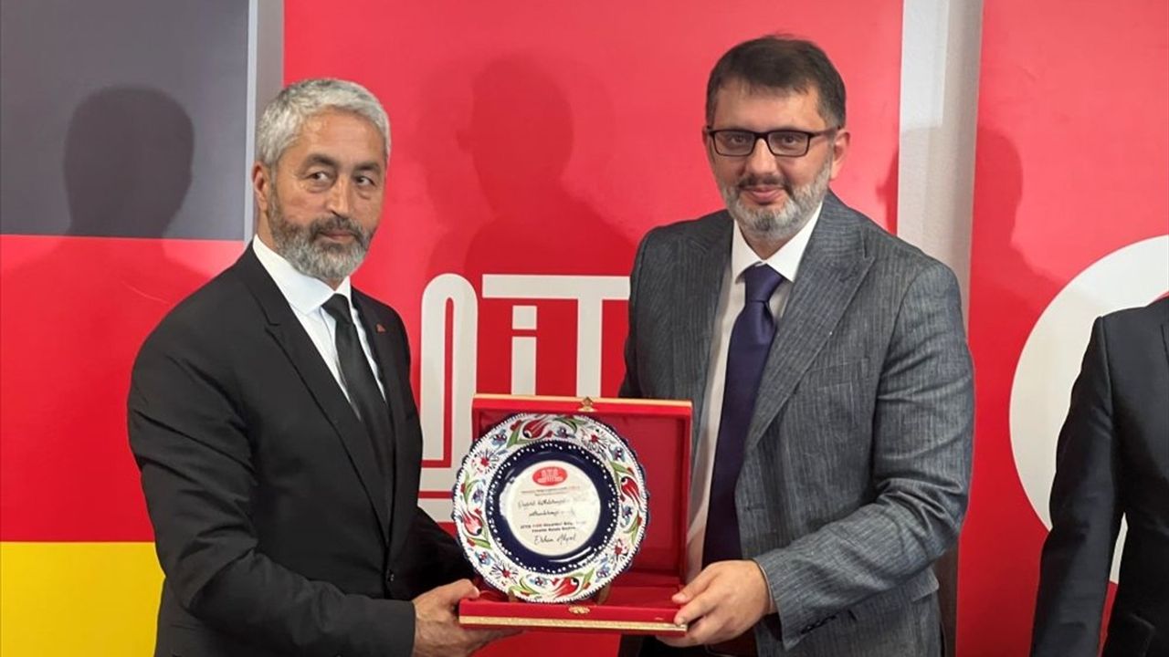 Almanya'da Yeşil Cami İbadete Açıldı