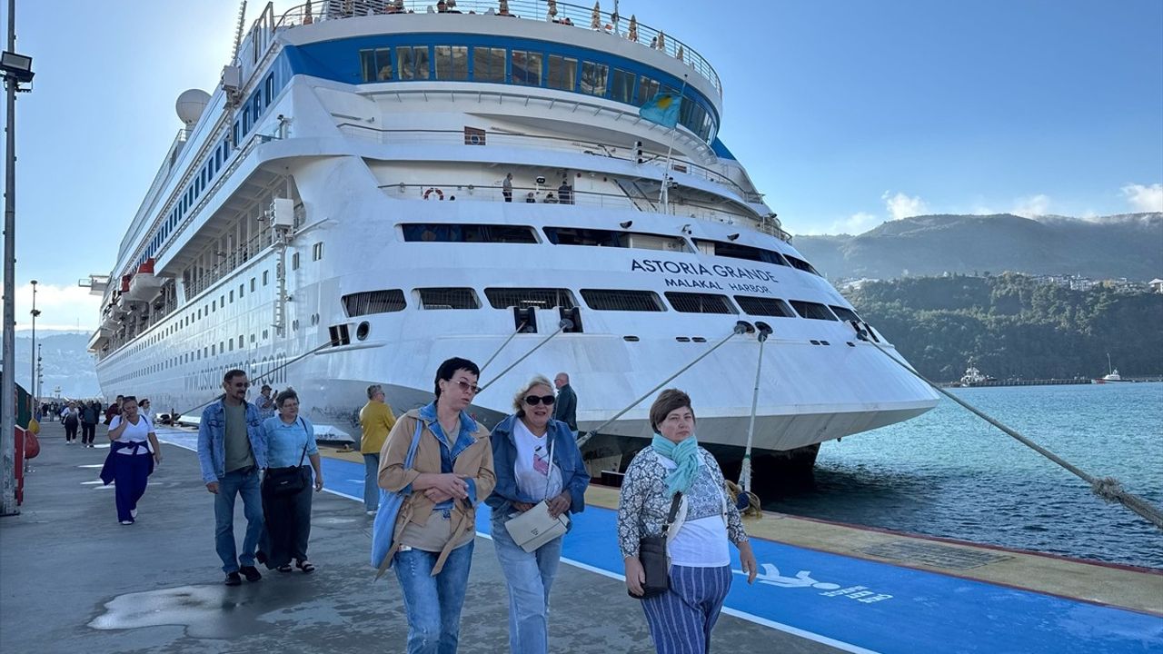 Amasra'ya Gelen Astoria Grande Kruvaziyeri