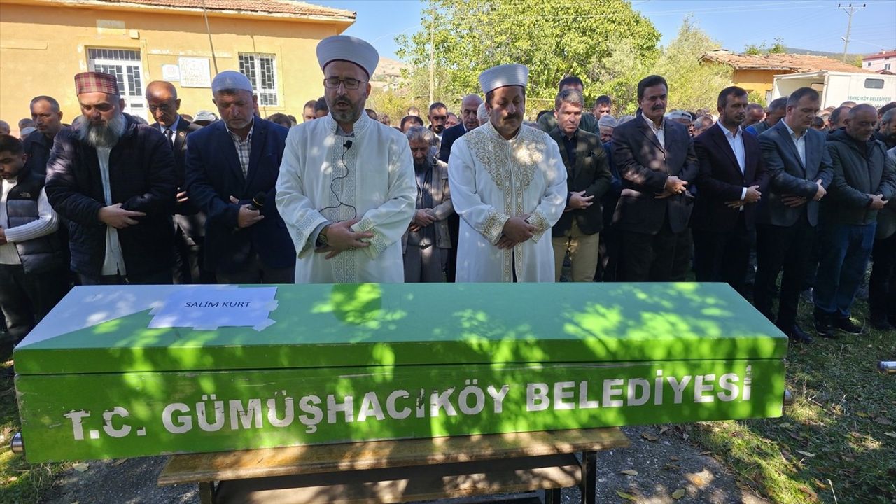 Amasya'da Trafik Kazasında Hayatını Kaybeden Kardeşler ve Enişte Son Yolculuğuna Uğurlandı