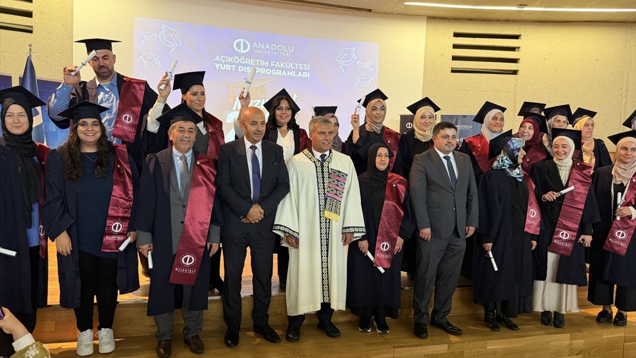 Anadolu Üniversitesi Köln'de Mezuniyet Töreni Düzenledi