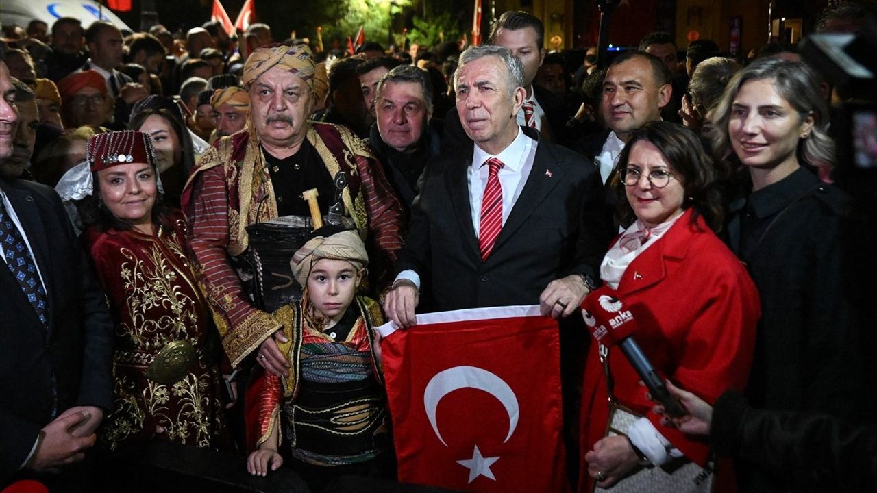 Ankara'da Cumhuriyet Bayramı Coşkusu: Fener Alayı Düzenlendi