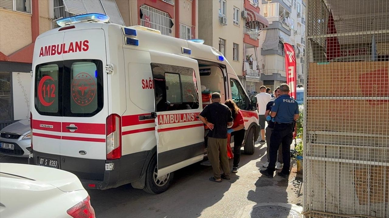 Antalya'da Bıçaklı Kavga: 1 Yaralı
