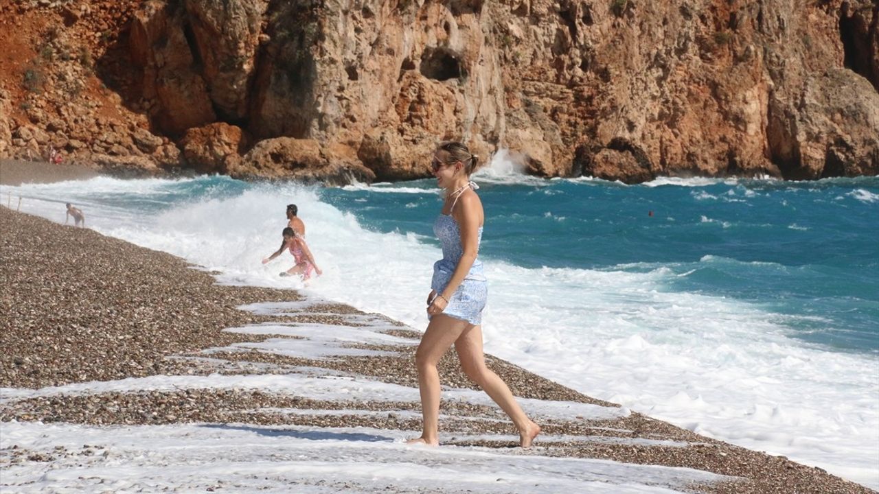 Antalya'da Dalgalı Denizde Yüzme Keyfi