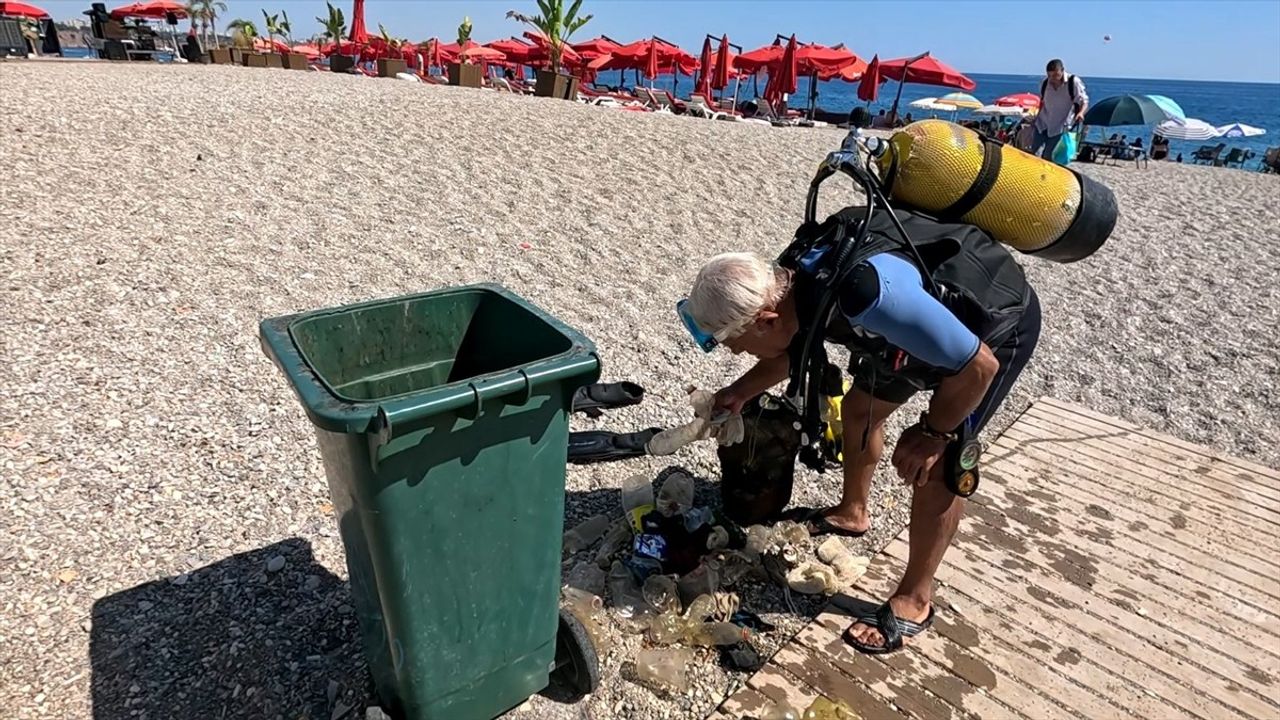 Antalya'da Deniz Temizliği: Prof. Dr. Gökoğlu'nun Dalışı