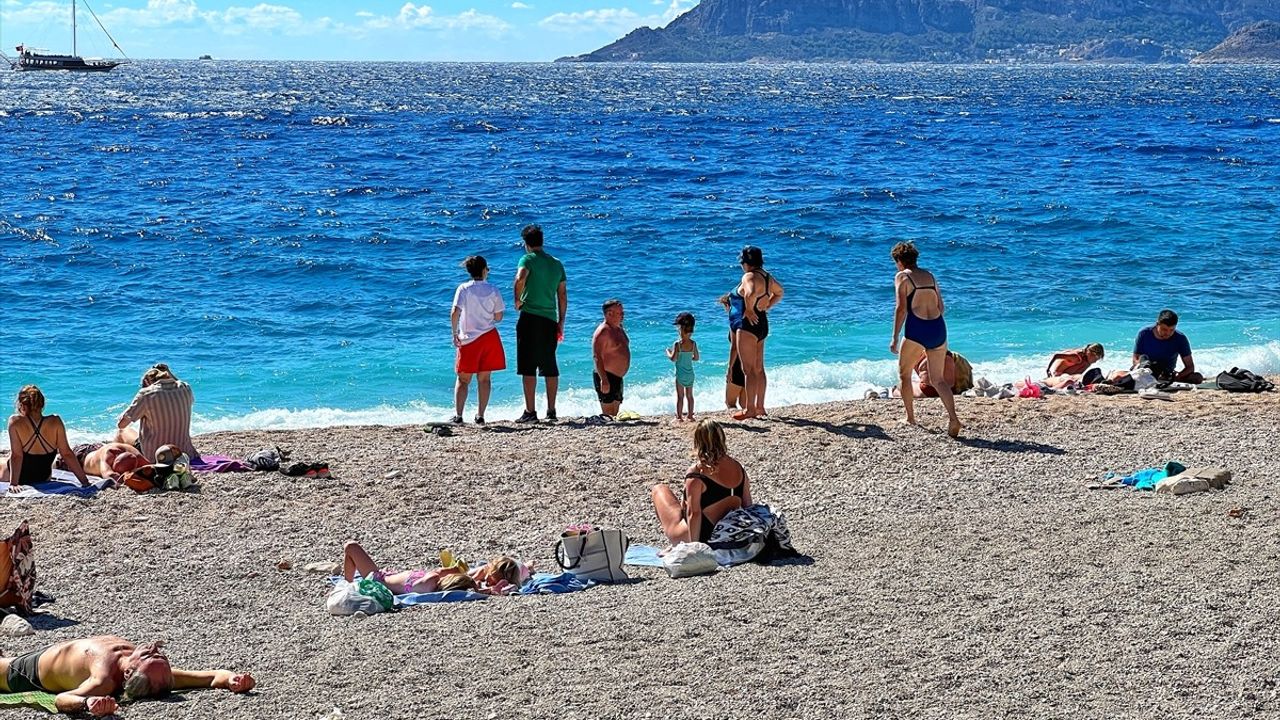 Antalya'da Güneşli Hava Denizi Çekiyor