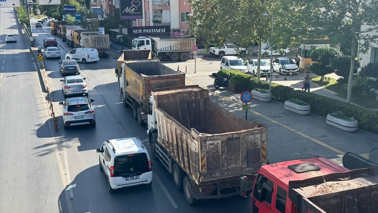 Antalya'da Hafriyat Kamyonu Şoförlerinden Protesto Eylemi