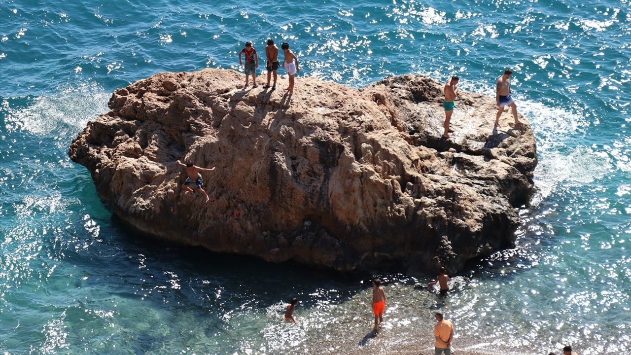 Antalya'da Sıcak Havada Plajlar Dolup Taştı
