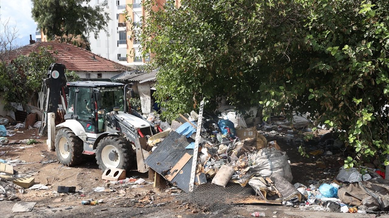 Antalya'da Temizlik Operasyonu: Tonlarca Çöp Çıkarıldı