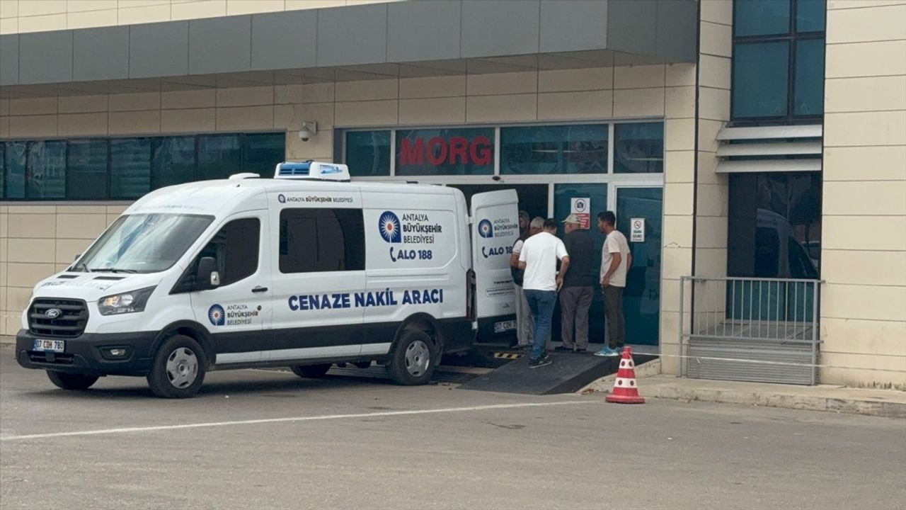 Antalya'da Trafik Kazası: 1 Ölü, 3 Yaralı