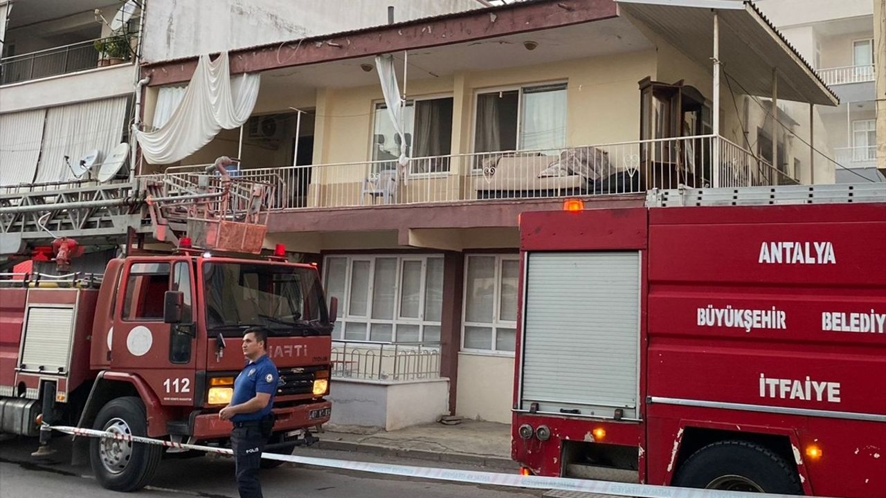 Antalya'daki Yangında Muhabbet Kuşu Kurtarıldı
