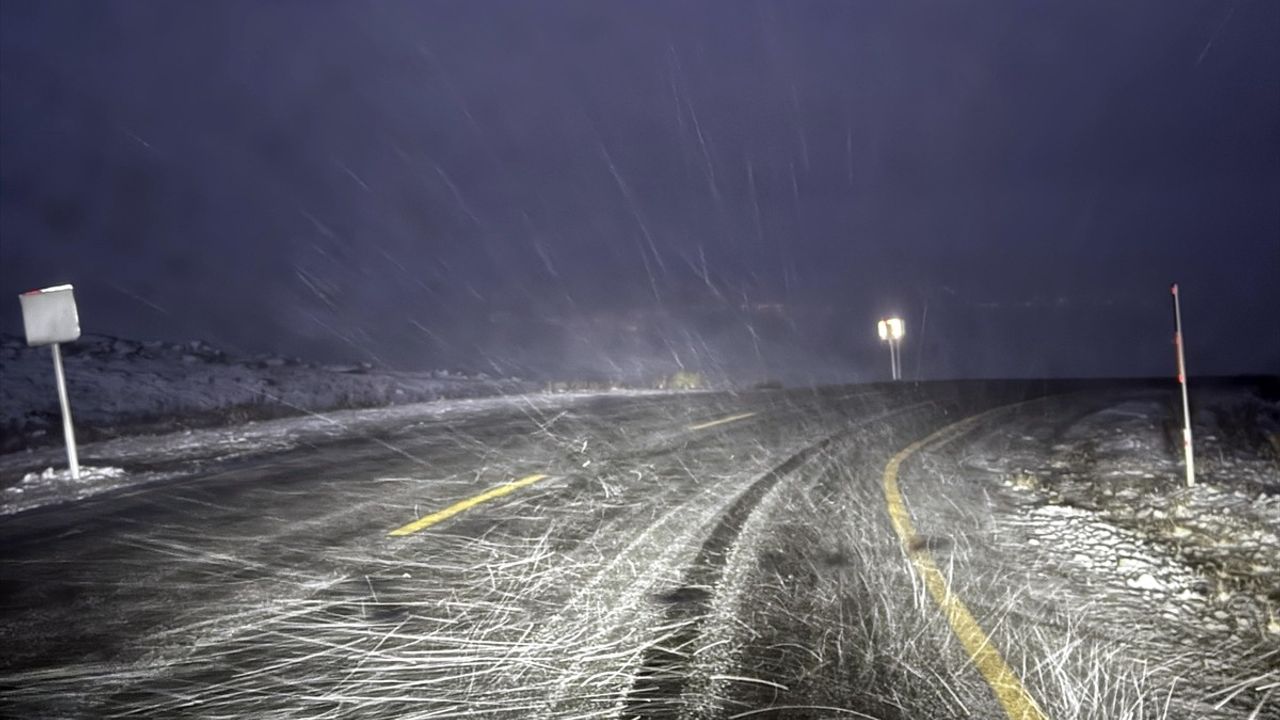 Ardahan'da Kar Yağışı ve Tipi Buzlanmaya Neden Oluyor