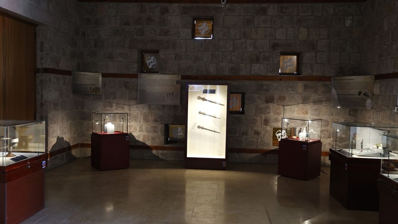Arslantepe'de 5,500 Yıllık Kılıçlar Keşfedildi