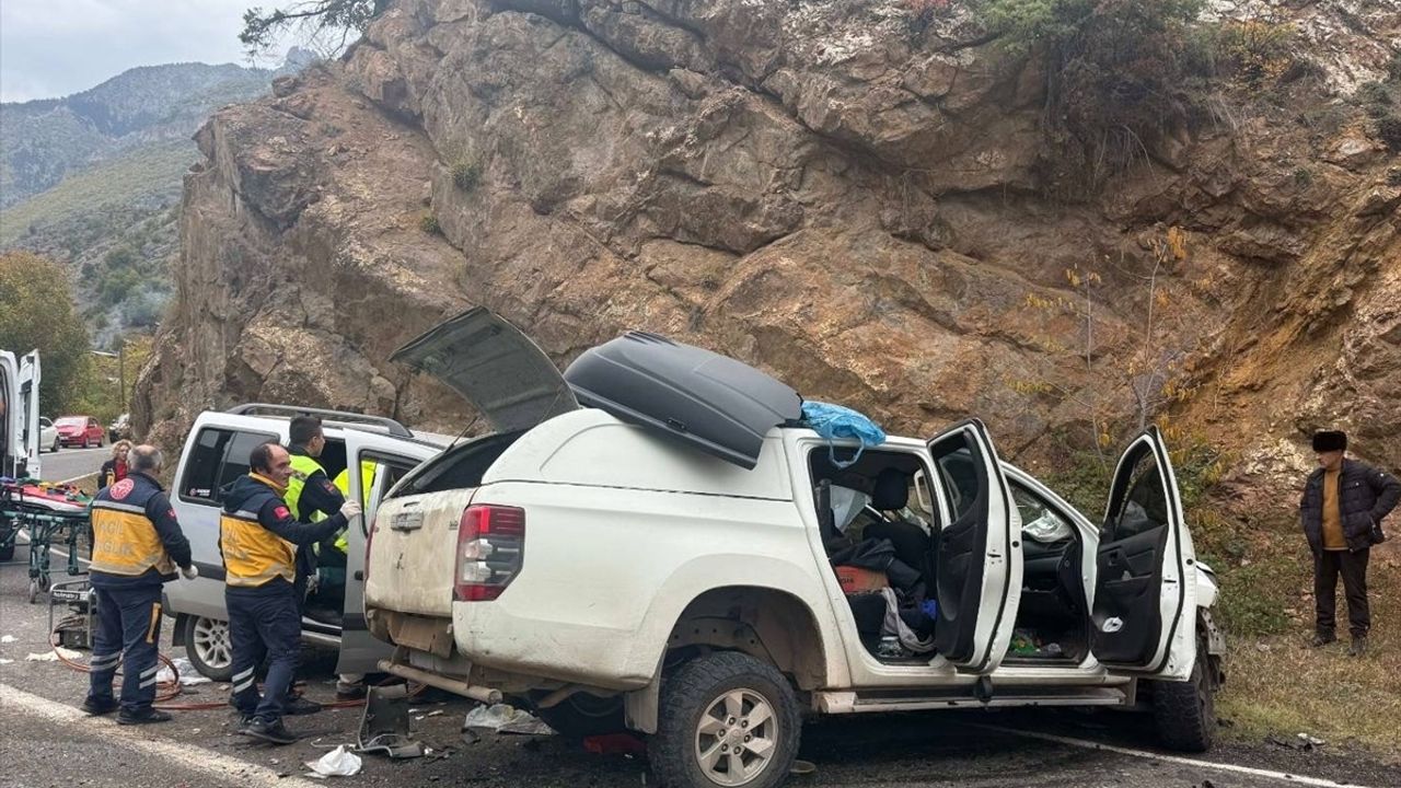 Artvin'de Üç Araçla Trafik Kazası: 4 Yaralı