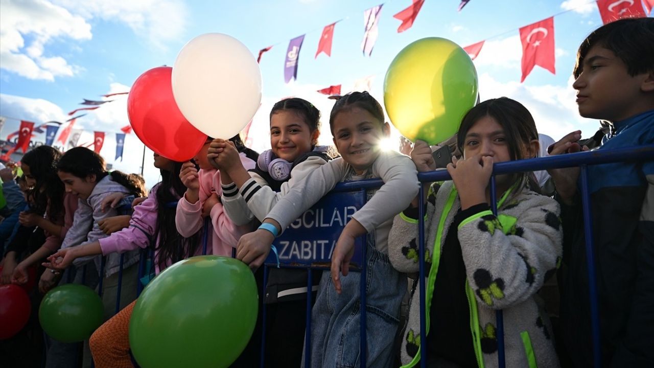 Bağcılar'da Kız Çocukları Günü Etkinliği: Gazze İçin Balonlar Gökyüzüne Uçuruldu