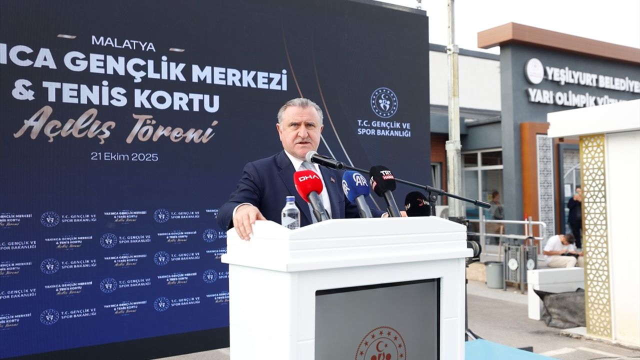 Bakan Bak, Gençlik Merkezi Açılışında Yüzme Projesini Anlattı