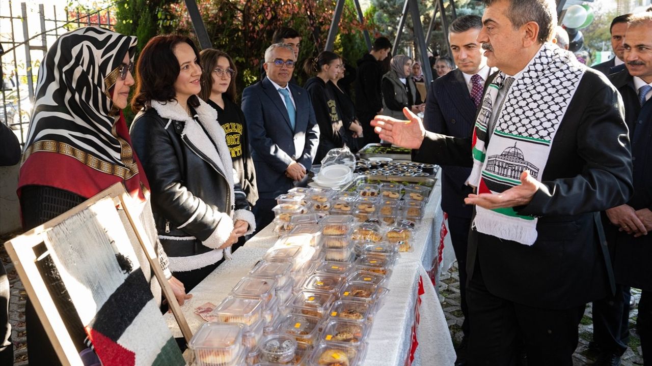 Bakan Tekin, Gazze'ye Destek İçin Kermesi Ziyaret Etti