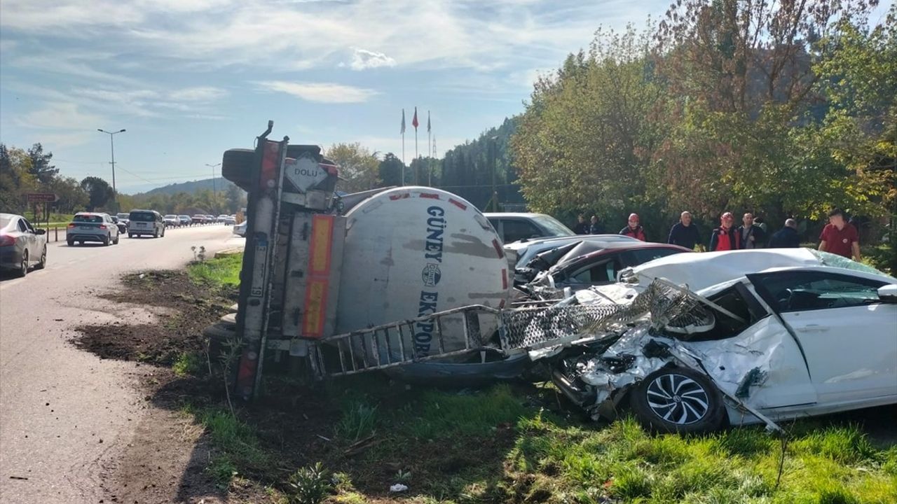 Balıkesir'de Devrilen Tanker 7 Araca Zarar Verdi