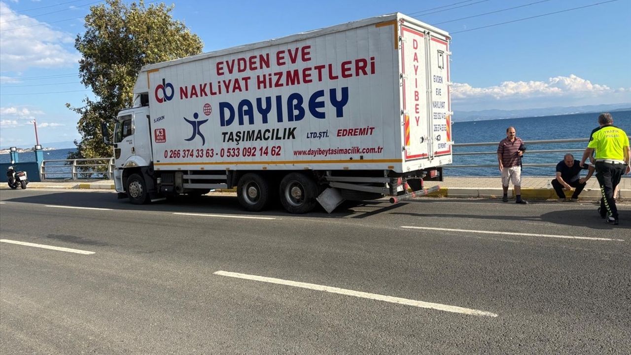 Balıkesir'de Kamyon ile Otomobil Çarpıştı: 1 Ölü, 1 Yaralı