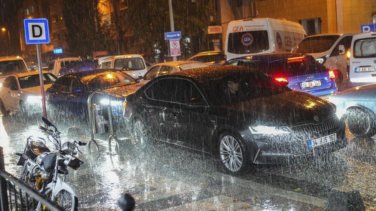 Balıkesir Sındırgı'da Deprem Sonrası Sağanak Yağışlar Etkili Oluyor