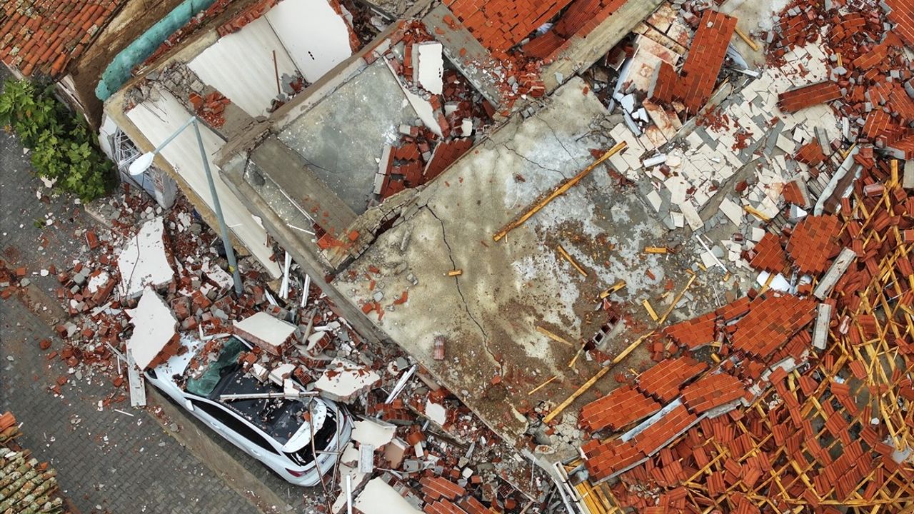 Balıkesir Sındırgı'daki Deprem Sonrası Hasar Hava Görüntüleriyle Belgelendi