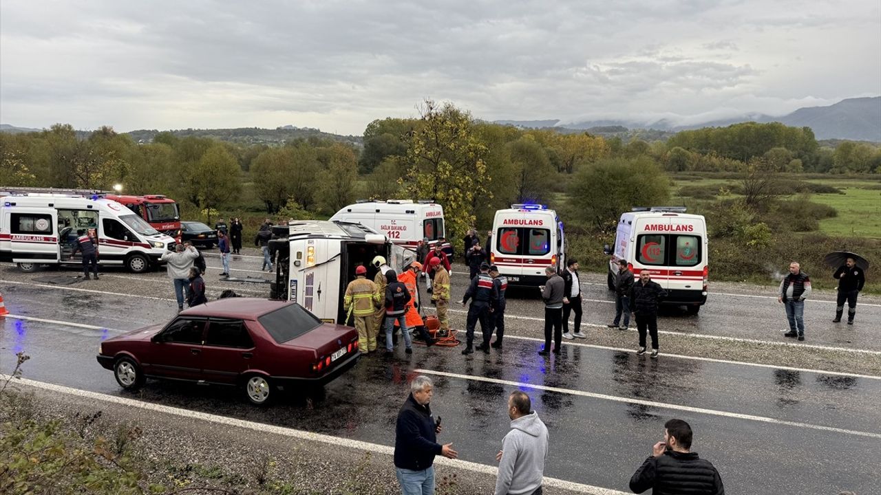 Bartın'da İşçi Servisi Devrildi: 1 Ölü, 19 Yaralı