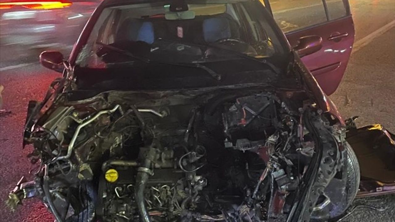 Başakşehir'de Otomobilin Otobüs Durağına Çarpması Sonucu Yaralı