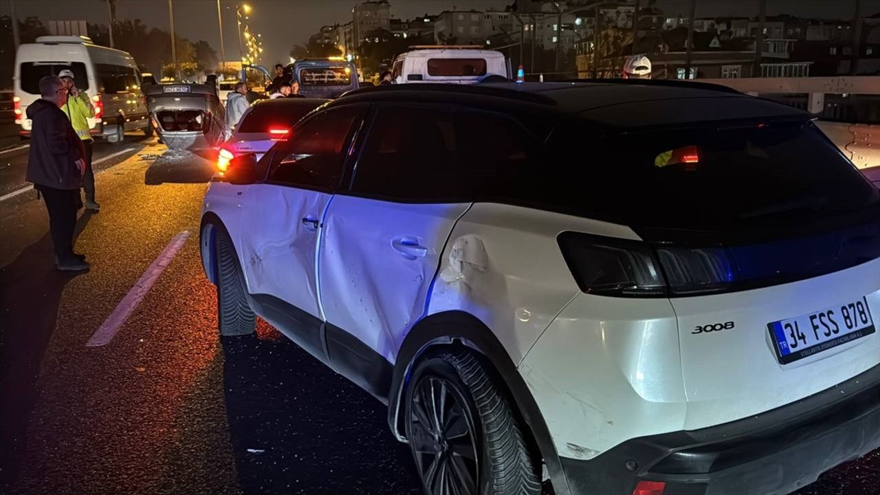 Bayrampaşa'da Zincirleme Trafik Kazası: Otoyolda Yoğunluk Oluştu
