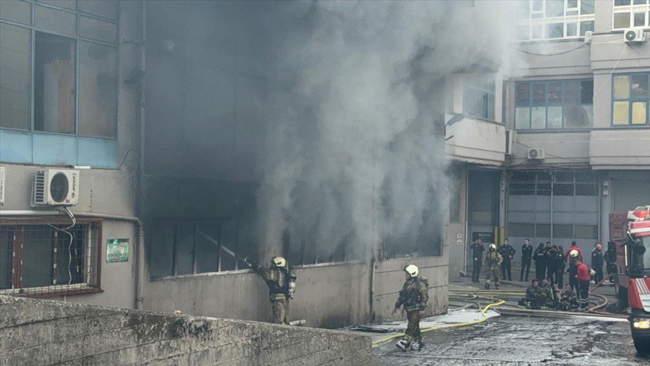Bayrampaşa'daki İş Merkezinde Yangın Kontrol Altına Alındı