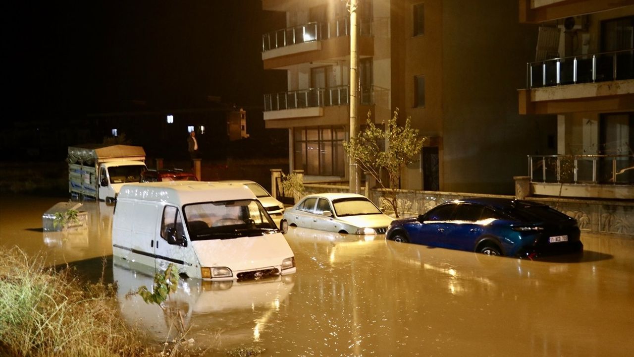 Bergama'da Şiddetli Yağış Hayatı Olumsuz Etkiledi