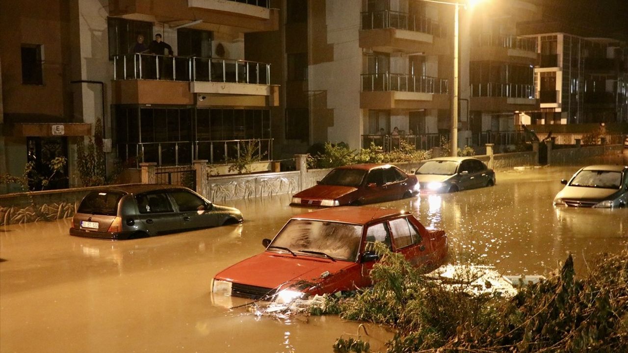 Bergama'daki Şiddetli Yağışlar Hayatı Olumsuz Etkiledi