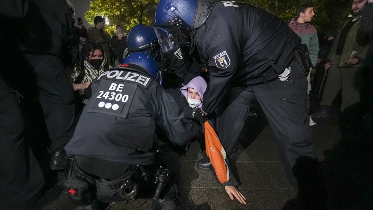 Berlin'de Filistin Destek Gösterisine Sert Polis Müdahalesi