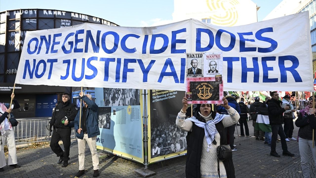 Berlin'de Filistin'e Destek Gösterisi