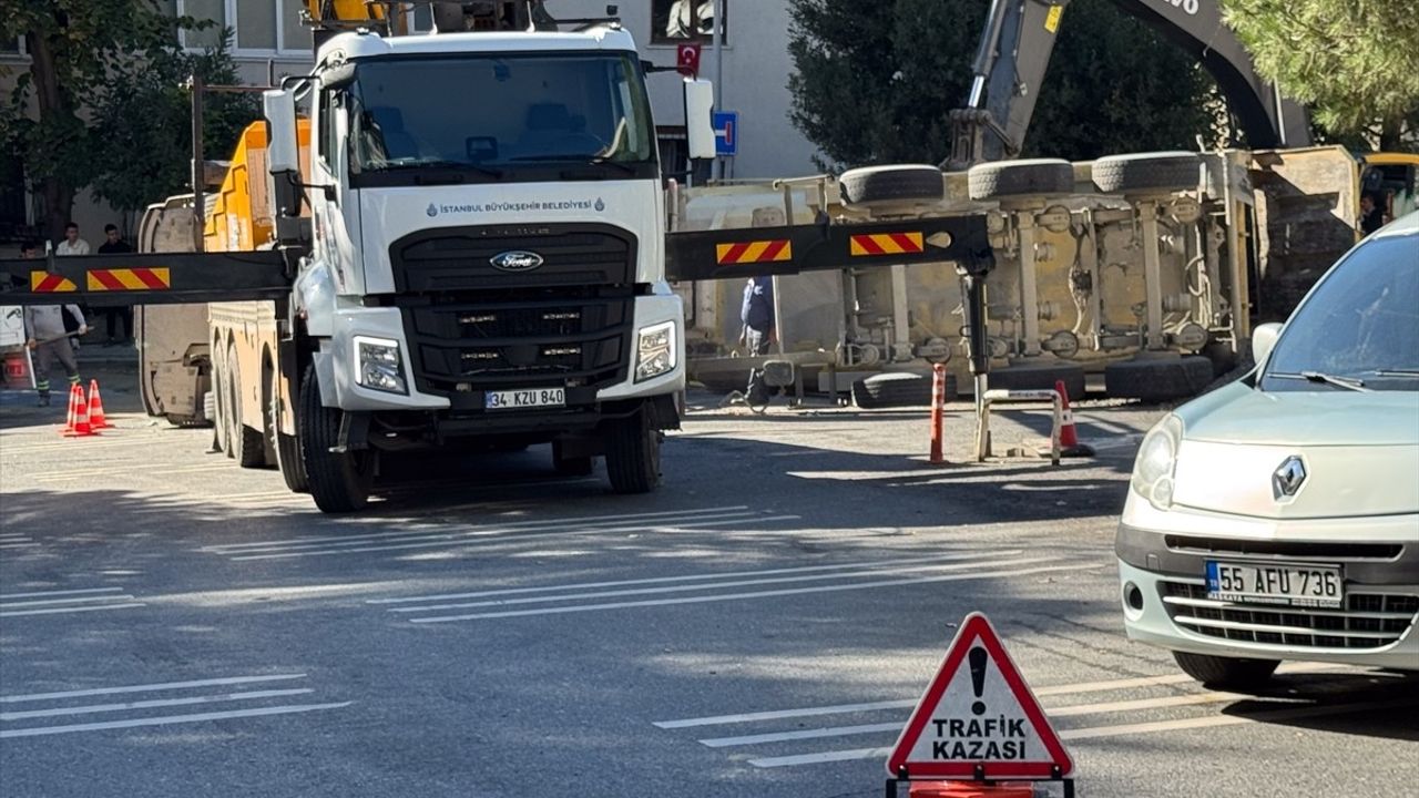 Beşiktaş'ta Taş Yüklü Kamyon Devrildi, Sürücü Yaralandı