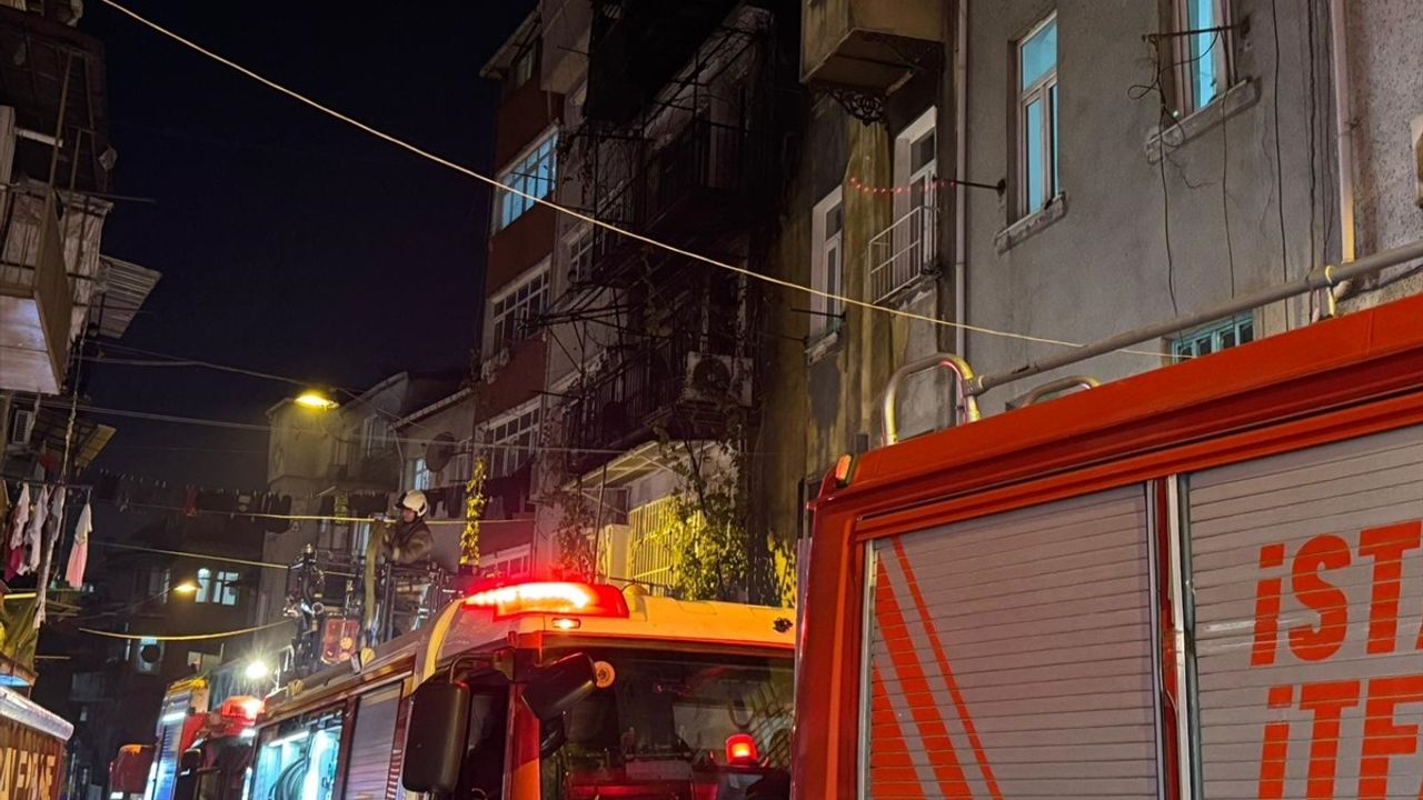 Beyoğlu'nda Havai Fişek Sebebiyle Yangın: 6 Kişi Kurtarıldı