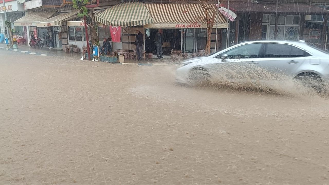Bilecik'in Pazaryeri İlçesinde Şiddetli Sağanak Yağış