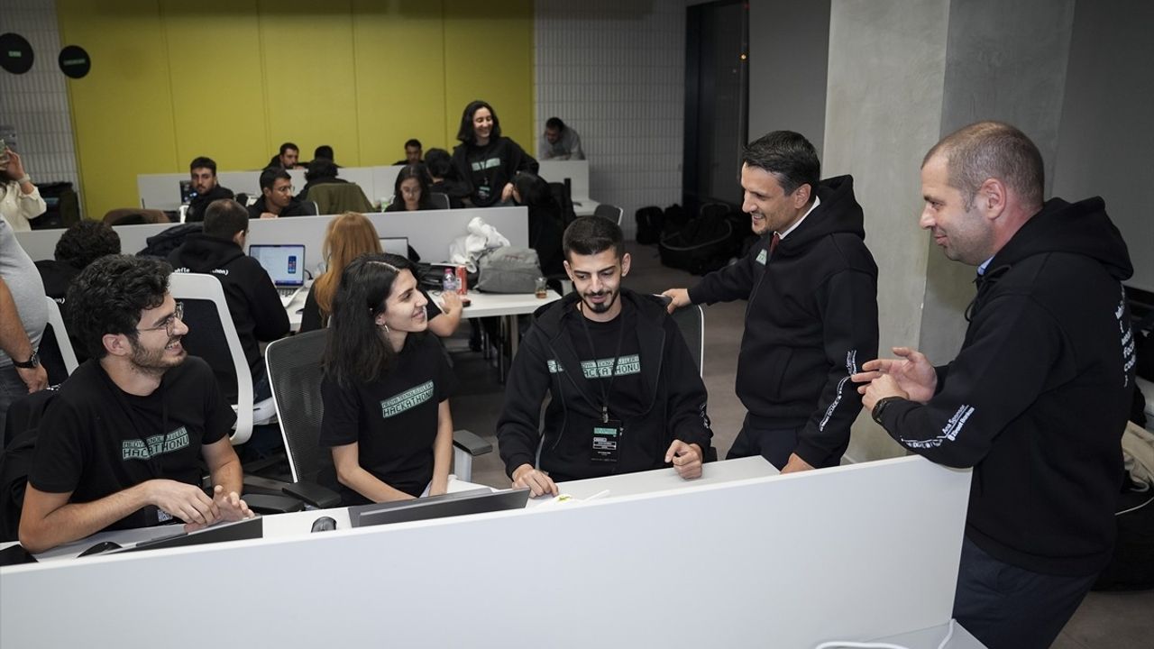 Bilişim Vadisi Genel Müdürü Erkam Tüzgen, AA Medya Teknolojileri Hackathonu V2.0'ı Ziyaret Etti