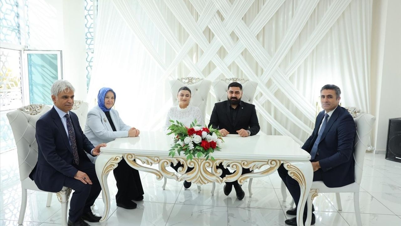 Bingöl'de Nikah Şahidliği Yapan Bakan Yardımcısı Yenigün, Gençlere Destek Vurgusu Yaptı