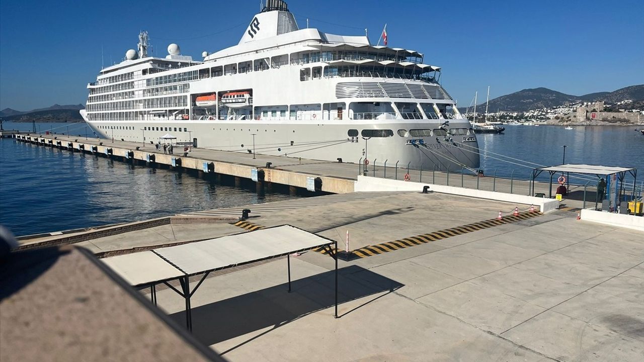 Bodrum'a Gelen 'Silver Whisper' Kruvaziyeri 340 Turist Taşıdı