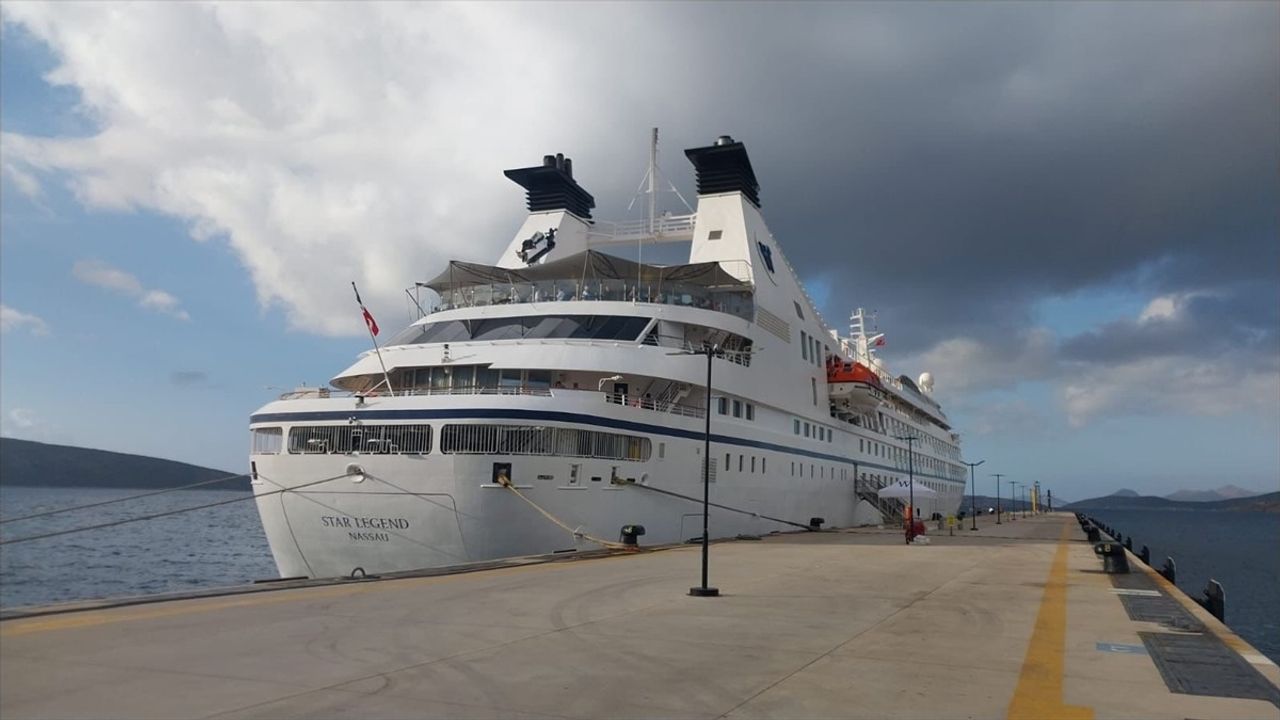Bodrum'a Gelen Star Legend Kruvaziyeri 271 Yolcu ile Limanda