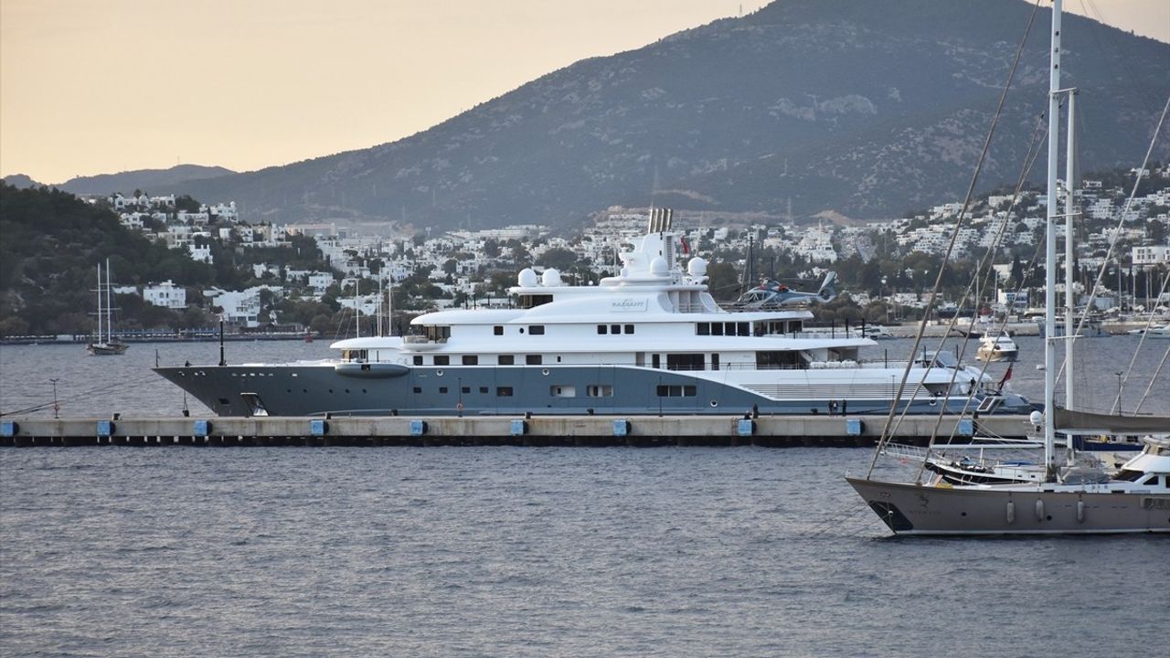 Bodrum'da Mega Yat 'Radiant' Yakıt İkmali Gerçekleştirdi