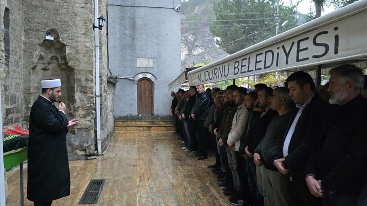 Bolu'da Eşi Tarafından Öldürülen Kadın Toprağa Verildi