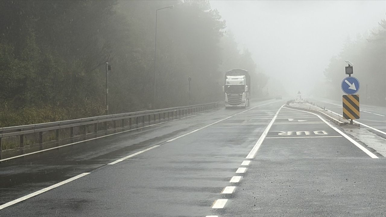 Bolu Dağı'nda Sis ve Sağanak Ulaşımı Olumsuz Etkiliyor
